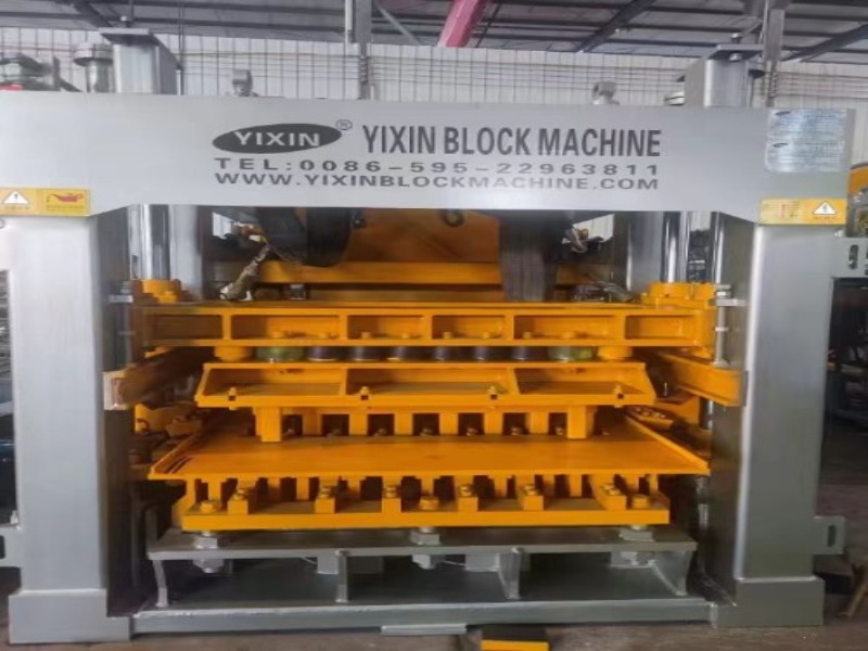La machine à briques haut de gamme Quanzhou Yixin Intelligent HD15-15 a été exportée au Bangladesh.