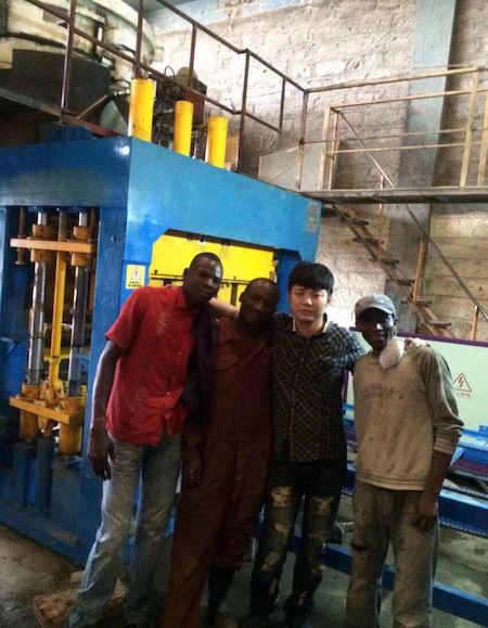 Un fabricant de pavés à Nairobi, au Kenya, a augmenté sa capacité de production et la qualité de ses produits grâce à la QT9-15.